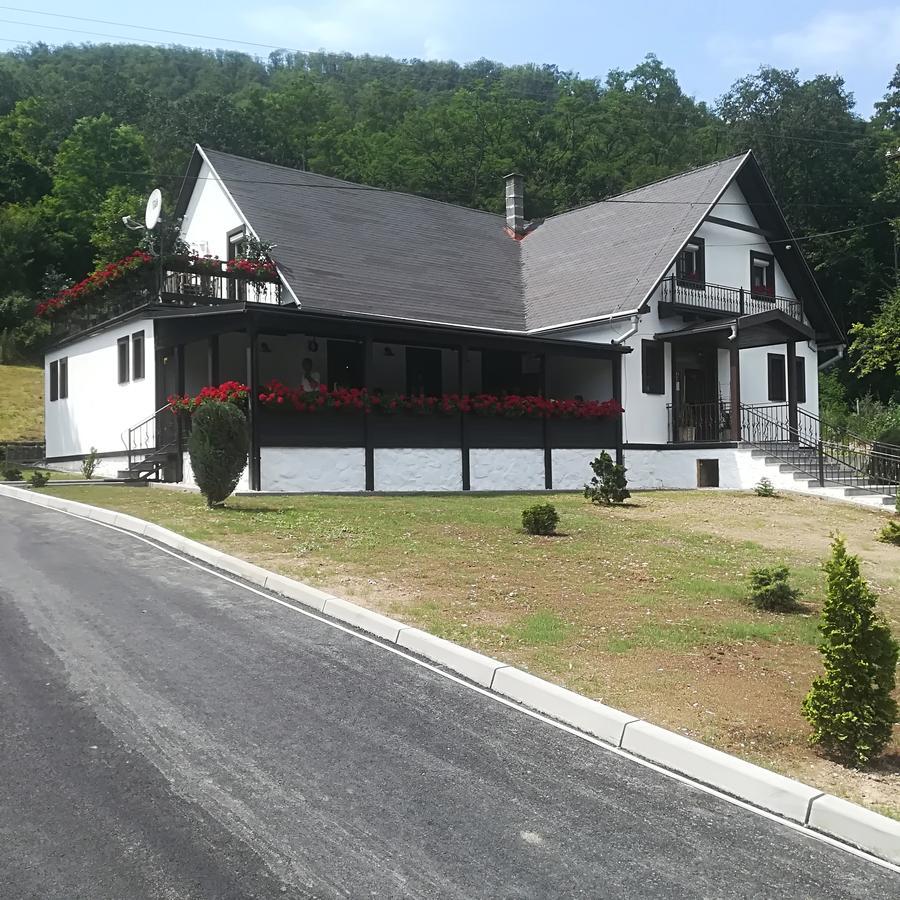 Penzion A Restauracia Hanisberg Krupina Εξωτερικό φωτογραφία