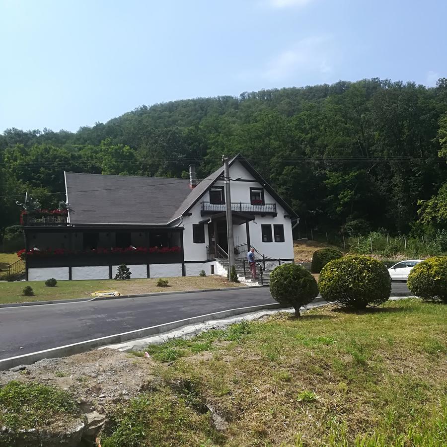 Penzion A Restauracia Hanisberg Krupina Εξωτερικό φωτογραφία
